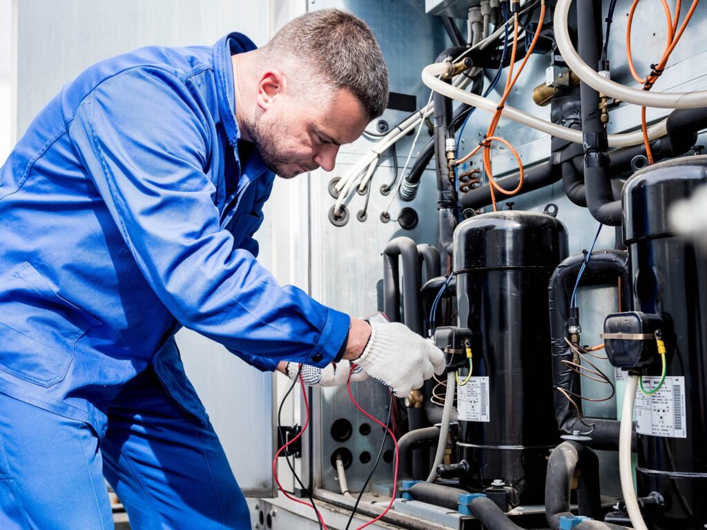 Guida pratica per tecnici e manutentori su controlli, tensionamento e pulizia