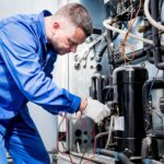 Guida pratica per tecnici e manutentori su controlli, tensionamento e pulizia