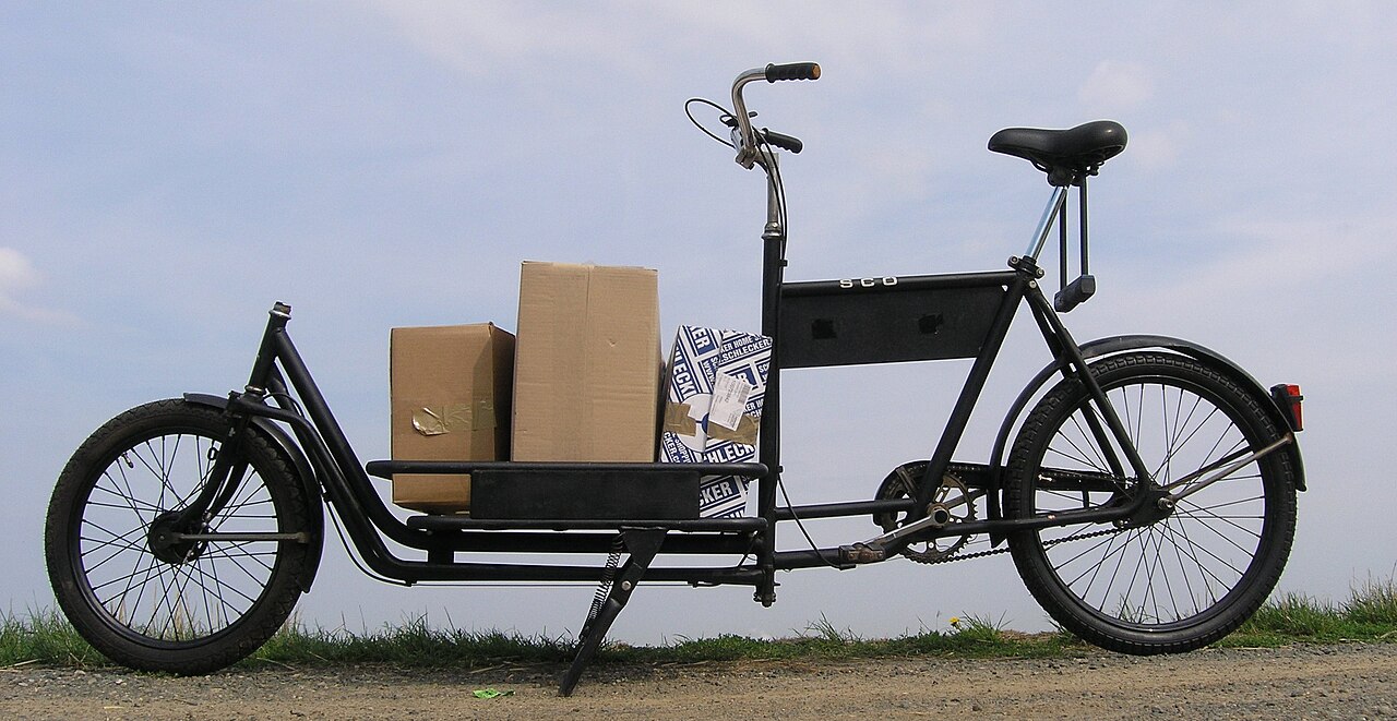 Bicicletta cargo di tipo long john con pianale di carico allungato davanti al conducente