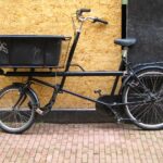 Bicicletta cargo carica di merce in una strada di Amsterdam, usata per il trasporto urbano