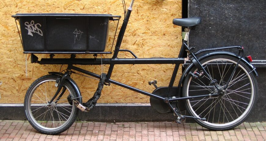 Bicicletta cargo carica di merce in una strada di Amsterdam, usata per il trasporto urbano
