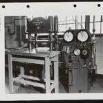 Pressa idraulica in un laboratorio di lavorazione della gomma, usata per stampare e vulcanizzare i manufatti